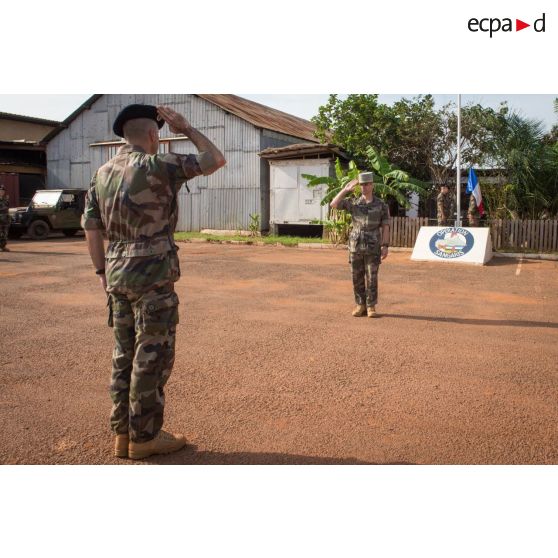 Le colonel Lionel Catar, chef de corps du 7e BCA et commandant le GTIA (groupement tactique interarmes) Vercors, salue le général de brigade Pierre Gillet, commandant la force Sangaris, dans le cadre d'une cérémonie de fin de mission sur le camp M'Poko de Bangui.