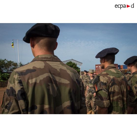 Le général Pierre Gillet, commandant la force Sangaris, accompagné du colonel Lionel Catar, chef de corps du 7e BCA et commandant le GTIA (groupement tactique interarmes) Vercors, passe les chasseurs alpins en revue dans le cadre d'une cérémonie de fin de mission sur le camp M'Poko de Bangui.