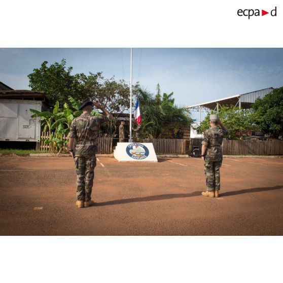 Le général de brigade Pierre Gillet, commandant la force Sangaris et le colonel Lionel Catar, chef de corps du 7e BCA et commandant le GTIA (groupement tactique interarmes) Vercors, saluent les couleurs dans le cadre d'une cérémonie de fin de mission sur le camp M'Poko de Bangui.