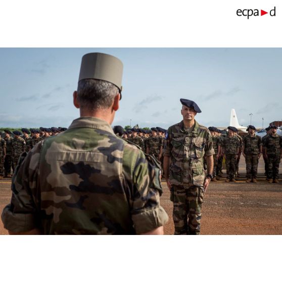 Le colonel Lionel Catar, chef de corps du 7e BCA et commandant le GTIA (groupement tactique interarmes) Vercors fait face au général de brigade Pierre Gillet, commandant la force Sangaris, dans le cadre d'une cérémonie de fin de mission sur le camp M'Poko de Bangui.