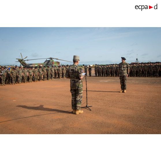 Discours du général de brigade Pierre Gillet, commandant la force Sangaris, en présence du colonel Lionel Catar, chef de corps du 7e BCA et commandant lae GTIA (groupement tactique interarmes) Vercors, dans le cadre d'une cérémonie de fin de mission sur le camp M'Poko de Bangui.