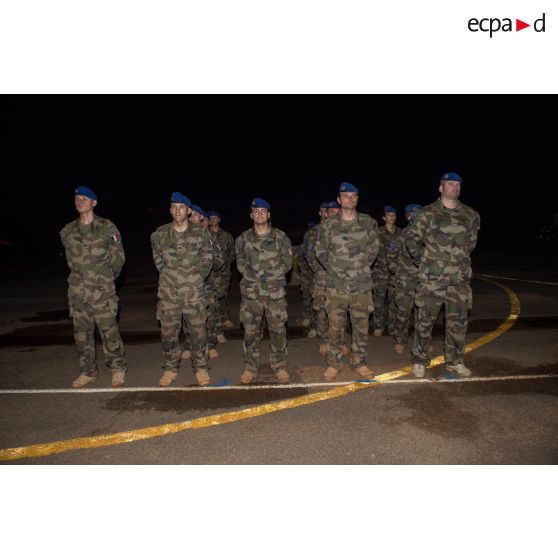 Rassemblement des troupes du SGAM Barracuda lors d'un transfert d'autorité au camp M'Poko de Bangui.