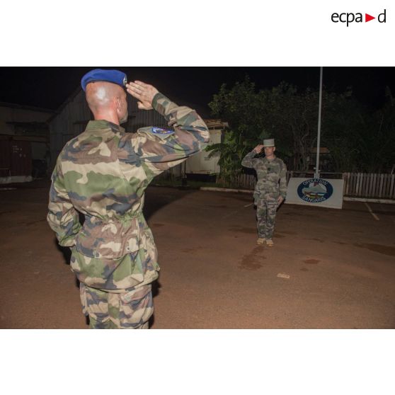 Le lieutenant-colonel Jörg Schmidt, commandant le 3e RCH, salue le général de brigade Pierre Gillet, commandant la force Sangaris, lors d'un transfert d'autorité du SGAM Barracuda au camp M'Poko de Bangui.