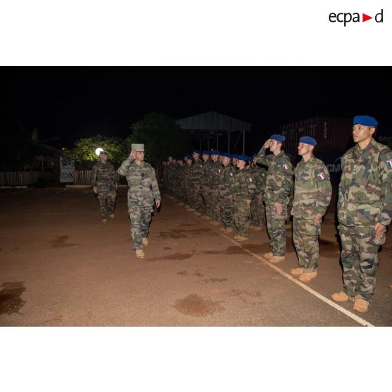 Le général de brigade Pierre Gillet, commandant la force Sangaris, passe en revue les troupes du SGAM Barracuda en présence du lieutenant-colonel Jörg Schmidt, commandant le 3e RHC, lors d'un transfert d'autorité au camp M'Poko de Bangui.