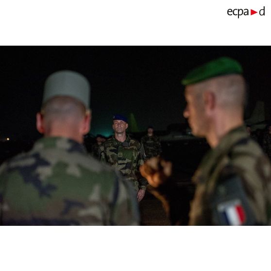 Le lieutenant-colonel Jörg Schmidt, commandant le 3e RHC, fait face au général de brigade Pierre Gillet, commandant la force Sangaris, lors d'un transfert d'autorité du SGAM Barracuda au camp M'Poko de Bangui.