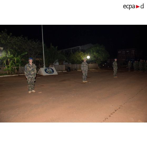 Le général de brigade Pierre Gillet, commandant la force Sangaris, préside une cérémonie de transfert d'autorité du SGAM Barracuda au camp M'Poko de Bangui, en présence des lieutenants-colonels Jörg Schmidt et Régis Mange, respectivement commandant du 3e et du 5e RHC.