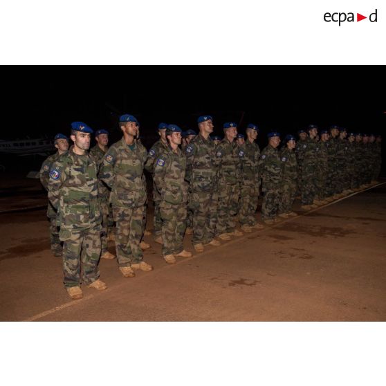 Rassemblement des troupes du SGAM Barracuda lors d'un transfert d'autorité au camp M'Poko de Bangui.