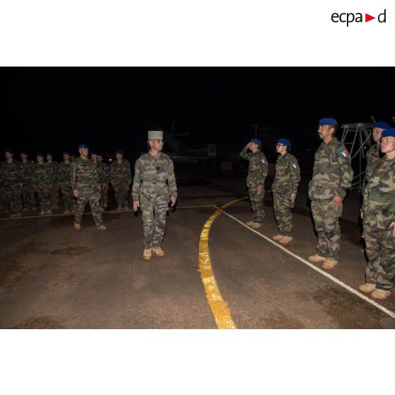 Le général de brigade Pierre Gillet, commandant la force Sangaris, passe en revue les troupes du SGAM Barracuda en présence du lieutenant-colonel Jörg Schmidt, commandant le 3e RHC, lors d'un transfert d'autorité au camp M'Poko de Bangui.