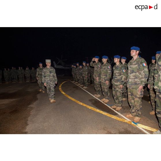 Le général de brigade Pierre Gillet, commandant la force Sangaris, passe en revue les troupes du SGAM Barracuda en présence du lieutenant-colonel Jörg Schmidt, commandant le 3e RHC, lors d'un transfert d'autorité au camp M'Poko de Bangui.