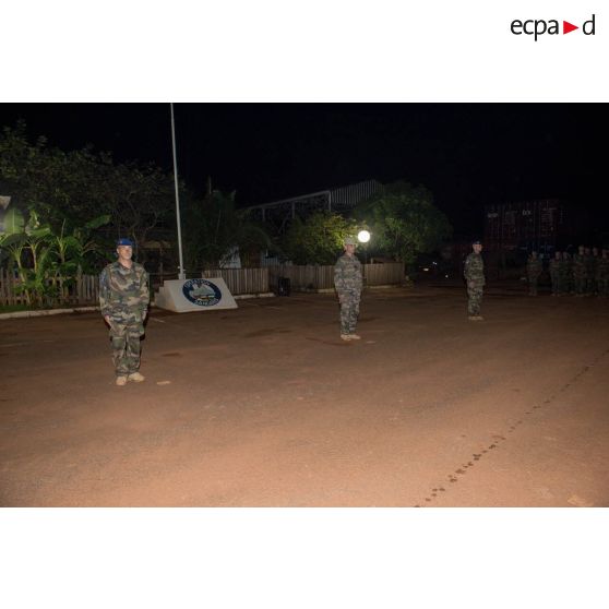 Le général de brigade Pierre Gillet, commandant la force Sangaris, préside une cérémonie de transfert d'autorité du SGAM Barracuda au camp M'Poko de Bangui, en présence des lieutenants-colonels Jörg Schmidt et Régis Mange, respectivement commandant du 3e et du 5e RHC.