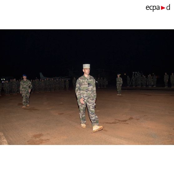 Le général de brigade Pierre Gillet, commandant la force Sangaris, passe en revue les troupes du SGAM Barracuda en présence du lieutenant-colonel Jörg Schmidt, commandant le 3e RHC, lors d'un transfert d'autorité au camp M'Poko de Bangui.