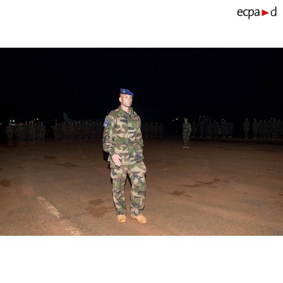 Le lieutenant-colonel Jörg Schmidt, commandant le 3e RHC, lors d'un transfert d'autorité du SGAM Barracuda au camp M'Poko de Bangui.