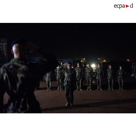 Les lieutenants-colonels Jörg Schmidt et Régis Mange, respectivement commandant du 3e et du 5e RHC, se saluent mutuellement lors d'un transfert d'autorité du SGAM Barracuda au camp M'Poko de Bangui.