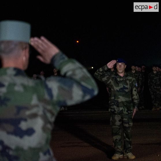 Le lieutenant-colonel Régis Mange, commandant le 5e RCH, salue le général de brigade Pierre Gillet, commandant la force Sangaris, lors d'un transfert d'autorité du SGAM Barracuda au camp M'Poko de Bangui.