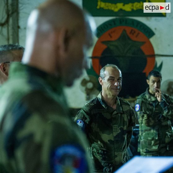 Le lieutenant-colonel Régis Mange, commandant le 5e RHC, lors d'une réception à l'issue d'un transfert d'autorité du SGAM Barracuda au camp M'Poko de Bangui.