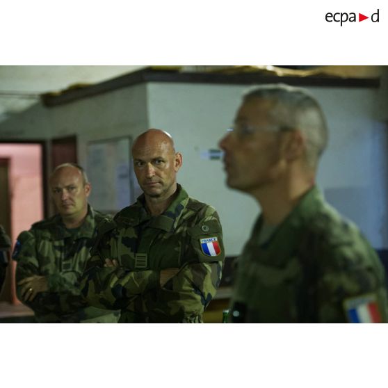 Le lieutenant-colonel Jörg Schmidt, commandant le 3e RHC, en compagnie du général de brigade Pierre Gillet, commandant la force Sangaris, lors d'une réception à l'issue d'un transfert d'autorité du SGAM Barracuda au camp M'Poko de Bangui.