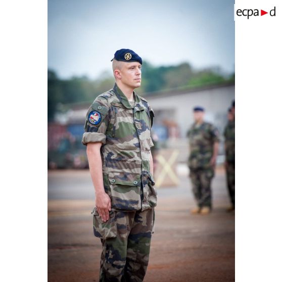 Le lieutenant-colonel Marc Bonnet du 61e RA, lors d'une cérémonie de transfert d'autorité du SGRM Raphael au camp M'Poko de Bangui