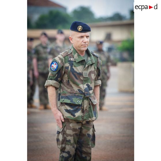 Le lieutenant-colonel Armand Schiratti, commandant le sixième mandat du SGTRS Hermès, lors d'une cérémonie de transfert d'autorité au camp M'Poko de Bangui.