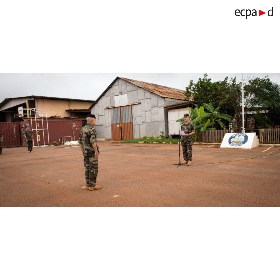 Discours du colonel Walter Lalubin en compagnie du lieutenant-colonel Armand Schiratti, lors d'une cérémonie de transfert d'autorité du SGTRS Hermès au camp M'Poko de Bangui.