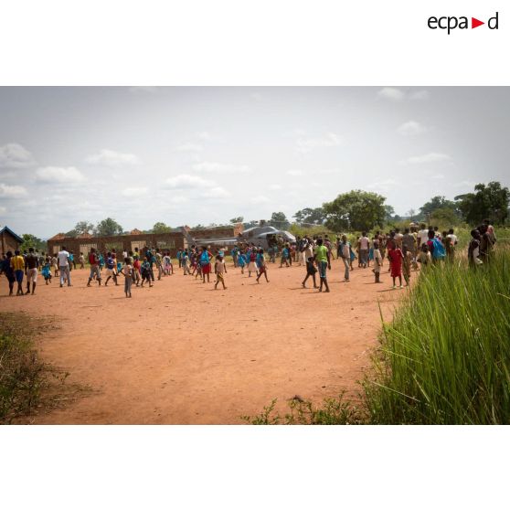 Population civile entourant la position d'atterrissage d'un hélicoptère AS-555 Fennec transportant des journalistes de France 3 en visite auprès des soldats de la compagnie bleue du 7e BCA du GTIA (groupement tactique interarmes) Vercors, lors d'une patrouille sur une route reliant Bangui à Bogola.