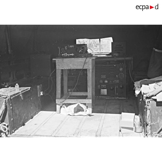 Poste de transmissions. [légende d'origine]
