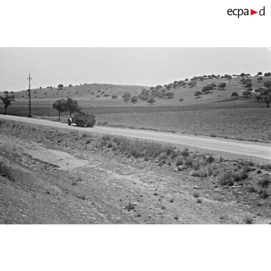 Photos prises à la volée depuis un train lors d'un transfert Alger-Batna en wagon à bestiaux (14 juin 1956). [légende d'origine]