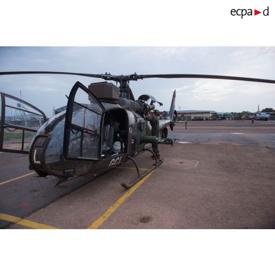 Préparation technique d'un hélicoptère Gazelle SA-342 M du SGAM (sous-groupement aéromobile) Barracuda armé par le 3e RHC, en prévision d'une mission de vol de reconnaissance d'axe sur la MSR2 (main supply road n°2 ou route de ravitaillement principale n°2).