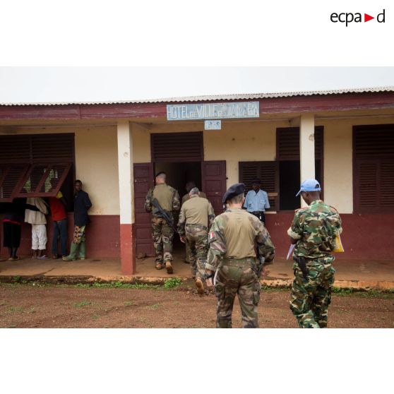 Début d'une réunion de sécurité entre les soldats de l'ONU, ceux de la force Sangaris et les autorités locales à l'hôtel de ville de Damara.