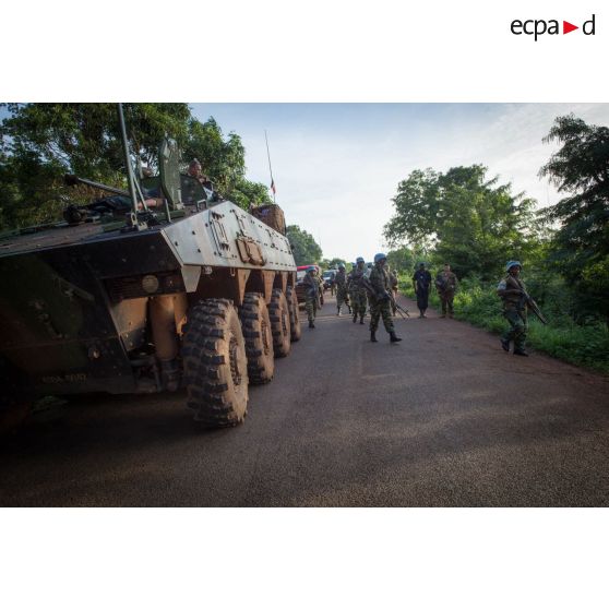Montées à bord d'un VBCI, les troupes du 1er RT du GTIA (groupement tactique interarmes) Vercors évoluent sur une route de campagne lors d'une patrouille dans le secteur de Damara, en appui aux casques bleus burundais de la MINUSCA (mission multidimensionnelle intégrée des Nations Unies pour la stabilisation en Centrafrique).