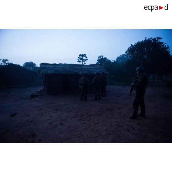 Tirailleurs du 1er RT du GTIA (groupement tactique interarmes) Vercors dans un village, lors d'une patrouille dans le village de Liby, dans le secteur de Damara, en appui aux casques bleus burundais de la MINUSCA (mission multidimensionnelle intégrée des Nations Unies pour la stabilisation en Centrafrique).