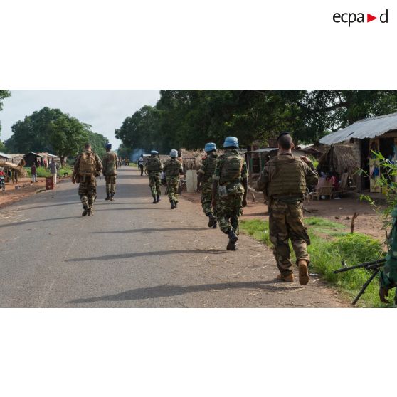 Des tirailleurs du 1er RT du GTIA (groupement tactique interarmes) Vercors et des casques bleus burundais de la MINUSCA (mission multidimensionnelle intégrée des Nations Unies pour la stabilisation en Centrafrique) effectuent une patrouille dans le village de Liby, dans le secteur de Damara.