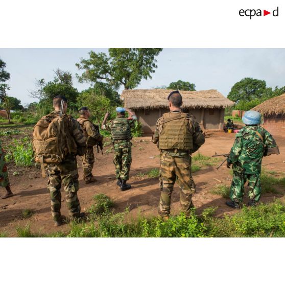 Des tirailleurs du 1er RT du GTIA (groupement tactique interarmes) Vercors et des casques bleus burundais de la MINUSCA (mission multidimensionnelle intégrée des Nations Unies pour la stabilisation en Centrafrique) effectuent une patrouille dans le village de Liby, dans le secteur de Damara.