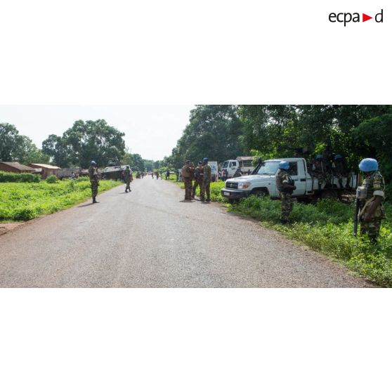 Des tirailleurs du 1er RT du GTIA (groupement tactique interarmes) Vercors et des casques bleus burundais de la MINUSCA (mission multidimensionnelle intégrée des Nations Unies pour la stabilisation en Centrafrique) gardent un check-point mis en place sur une route dans le secteur de Damara.