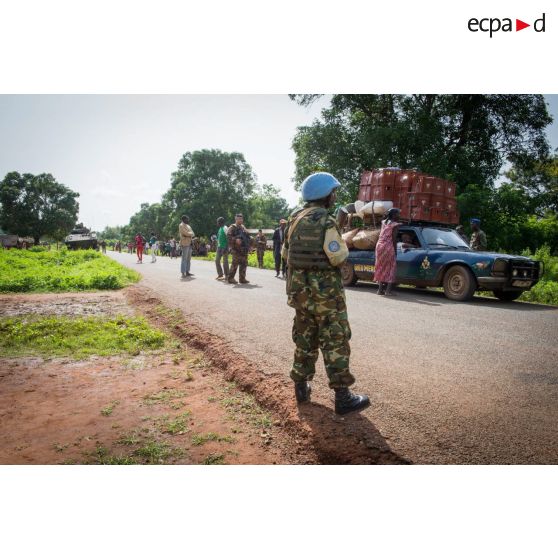 Des tirailleurs du 1er RT du GTIA (groupement tactique interarmes) Vercors et des casques bleus burundais de la MINUSCA (mission multidimensionnelle intégrée des Nations Unies pour la stabilisation en Centrafrique) contrôlent une automobile civile, lors d'un check-point mis en place sur une route dans le secteur de Damara.