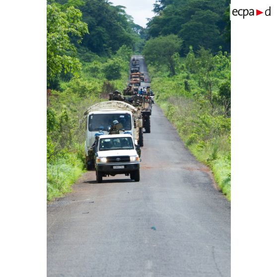 Les casques bleus burundais de la MINUSCA (mission multidimensionnelle intégrée des Nations Unies pour la stabilisation en Centrafrique) évoluent sur une route de campagne, appuyés par les troupes du 1er RT du GTIA (groupement tactique interarmes) Vercors montées à bord de divers véhicules dont un VBCI, lors d'une patrouille dans le secteur de Damara.