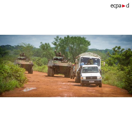 Les casques bleus burundais de la MINUSCA (mission multidimensionnelle intégrée des Nations Unies pour la stabilisation en Centrafrique) évoluent sur une route de campagne, appuyés par les troupes du 1er RT du GTIA (groupement tactique interarmes) Vercors montées à bord de deux VBCI, lors d'une patrouille dans le secteur de Damara.