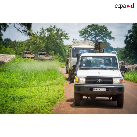 Les casques bleus burundais de la MINUSCA (mission multidimensionnelle intégrée des Nations Unies pour la stabilisation en Centrafrique) évoluent sur une route de campagne, appuyés par les troupes du 1er RT du GTIA (groupement tactique interarmes) Vercors montées à bord de deux VBCI, lors d'une patrouille dans le secteur de Damara.