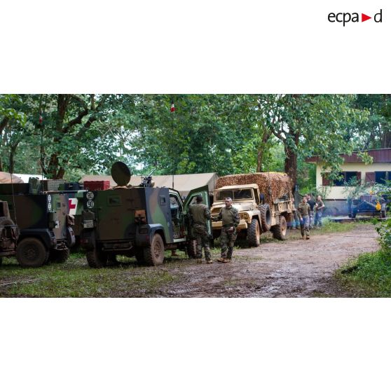 Point de situation des tirailleurs du 1er RT du GTIA (groupement tactique interarmes) Vercors, lors d'une patrouille dans le secteur de Damara, en appui aux casques bleus burundais de la MINUSCA (mission multidimensionnelle intégrée des Nations Unies pour la stabilisation en Centrafrique).