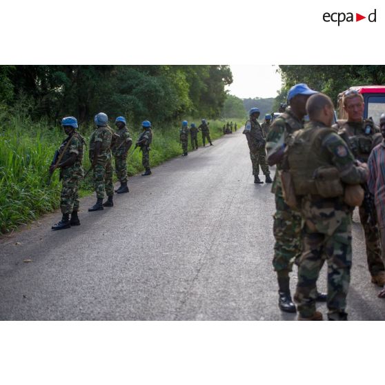 Des tirailleurs du 1er RT du GTIA (groupement tactique interarmes) Vercors et des casques bleus burundais de la MINUSCA (mission multidimensionnelle intégrée des Nations Unies pour la stabilisation en Centrafrique) gardent un check-point mis en place sur une route dans le secteur de Damara.