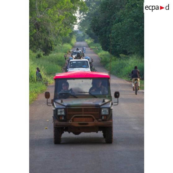 Les casques bleus burundais de la MINUSCA (mission multidimensionnelle intégrée des Nations Unies pour la stabilisation en Centrafrique) évoluent sur une route de campagne, appuyés par les troupes du 1er RT du GTIA (groupement tactique interarmes) Vercors montées à bord de divers véhicules dont deux Peugeot P4, lors d'une patrouille dans le secteur de Damara.