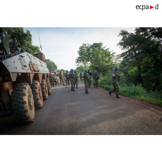 Montées à bord d'un VBCI, les troupes du 1er RT du GTIA (groupement tactique interarmes) Vercors évoluent sur une route de campagne lors d'une patrouille dans le secteur de Damara en appui aux casques bleus burundais de la MINUSCA (mission multidimensionnelle intégrée des Nations Unies pour la stabilisation en Centrafrique).