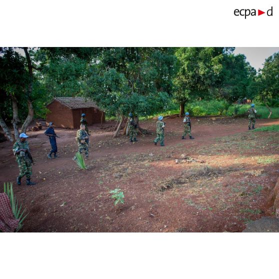 Des tirailleurs du 1er RT du GTIA (groupement tactique interarmes) Vercors et des casques bleus burundais de la MINUSCA (mission multidimensionnelle intégrée des Nations Unies pour la stabilisation en Centrafrique) effectuent une patrouille dans le village de Liby, dans le secteur de Damara.