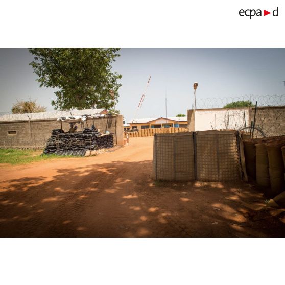 Poste de contrôle à l'entrée de la BOA (base opérationnelle avancée) de N'Délé, desservi par les casques bleus de la MINUSCA (mission multidimensionnelle intégrée des Nations Unies pour la stabilisation en Centrafrique).