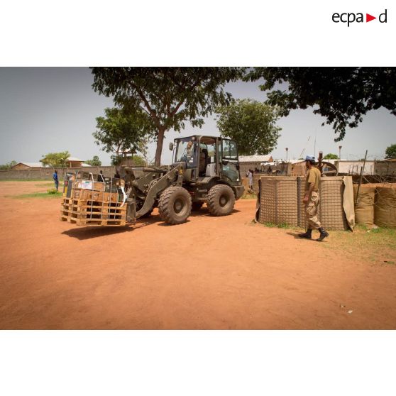 Les logisticiens du DéTIA (détachement de transit interarmées) reconditionnent et lestent du matériel à l'aide d'une tractopelle Terex TL210, dans le cadre de la réduction de la BOA (base opérationnelle avancée) de N'Délé, à 658 Km au Nord-est de Bangui.