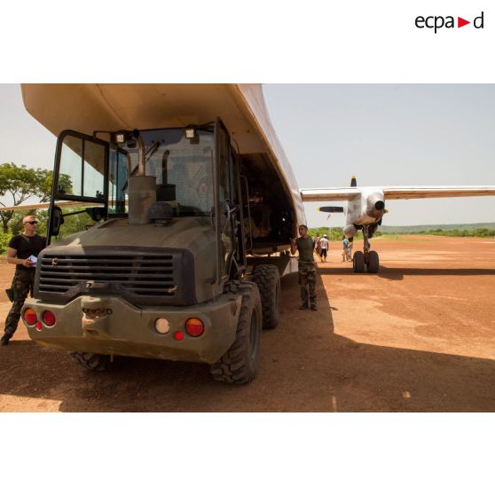 Les logisticiens du DéTIA (détachement de transit interarmées) chargent du matériel dans la soute d'un Antonov An-26 UR-ELF affrété par l'ONU, à l'aide d'une tractopelle Terex TL210, dans le cadre de la réduction de la BOA (base opérationnelle avancée) de N'Délé, à 658 Km au Nord-est de Bangui.