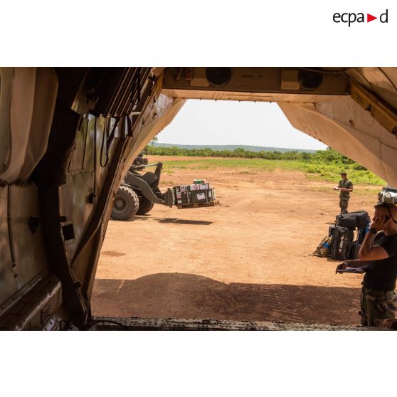 Les logisticiens du DéTIA (détachement de transit interarmées) chargent du matériel dans la soute d'un Antonov An-26 UR-ELF affrété par l'ONU, à l'aide d'une tractopelle Terex TL210, dans le cadre de la réduction de la BOA (base opérationnelle avancée) de N'Délé, à 658 Km au Nord-est de Bangui.