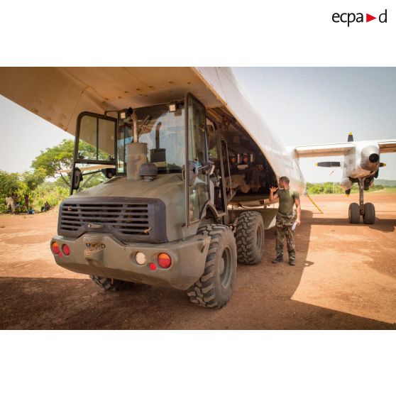 Les logisticiens du DéTIA (détachement de transit interarmées) chargent du matériel dans la soute d'un Antonov An-26 UR-ELF affrété par l'ONU, à l'aide d'une tractopelle Terex TL210, dans le cadre de la réduction de la BOA (base opérationnelle avancée) de N'Délé, à 658 Km au Nord-est de Bangui.