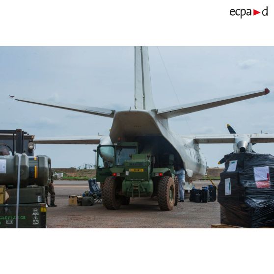 Les logisticiens du DéTIA (détachement de transit interarmées) chargent du matériel dans la soute d'un Antonov An-26 UR-ELF affrété par l'ONU, à l'aide d'un chariot élévateur Manitou, dans le cadre de la réduction de la BOA (base opérationnelle avancée) de N'Délé, à 658 Km au Nord-est de Bangui.