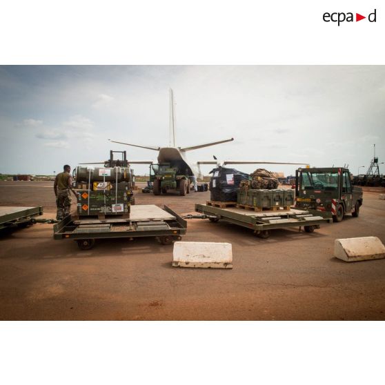 Les logisticiens du DéTIA (détachement de transit interarmées) chargent du matériel dans la soute d'un Antonov An-26 UR-ELF affrété par l'ONU, à l'aide d'un chariot élévateur Manitou, dans le cadre de la réduction de la BOA (base opérationnelle avancée) de N'Délé, à 658 Km au Nord-est de Bangui.