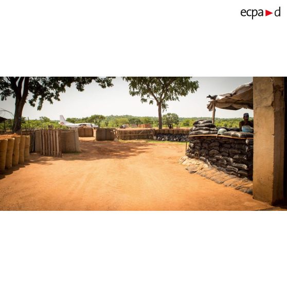 Poste de contrôle à l'entrée de la BOA (base opérationnelle avancée) de N'Délé, desservi par les casques bleus de la MINUSCA (mission multidimensionnelle intégrée des Nations Unies pour la stabilisation en Centrafrique).